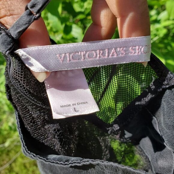 𝅺VICTORIA Secret silk and lace nightie key whole - Picture 8 of 8